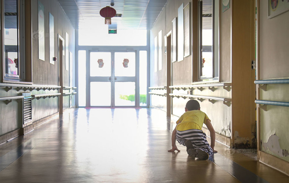 7岁脑瘫男孩艰难学步路