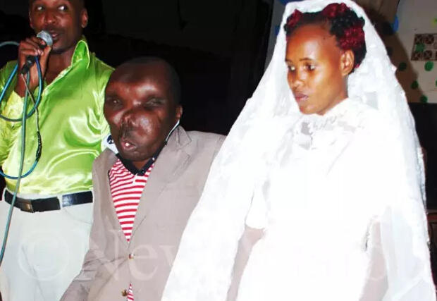 乌干达"最丑男子"靠脸吃饭 已生8个孩子