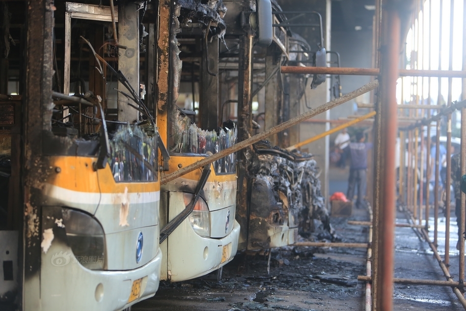 衡阳公交车起火烧毁十余辆车