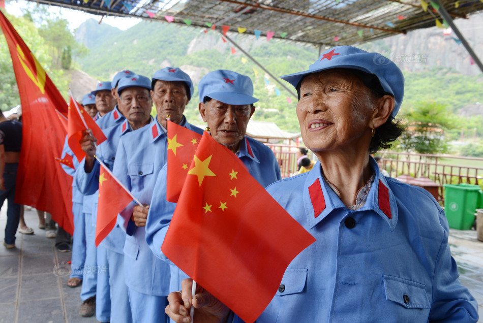 湖南革命老区老党员身着红军装返根据地