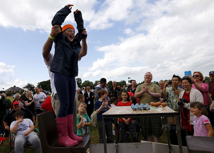 英国林肯郡斯瓦顿举办世界扔鸡蛋锦标赛,现场蛋液四射令人捧腹.