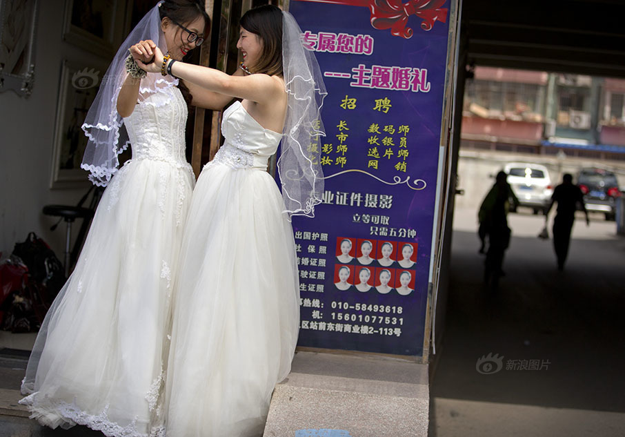 中国一对女同性恋情侣在北京举行结婚仪式图