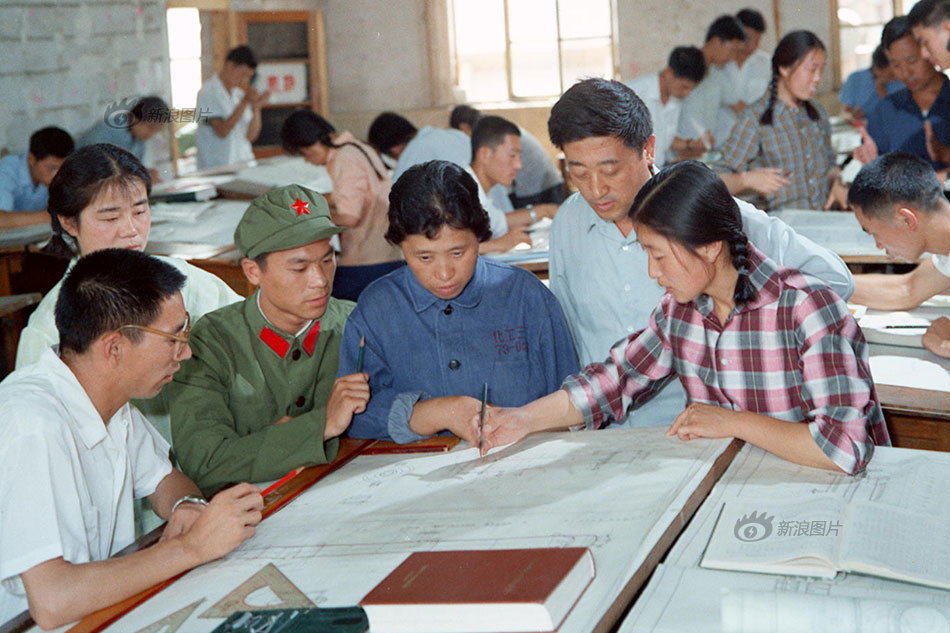 30 20:45:30 32 / 41 这是1975年北京大学国际政治系的同学们.