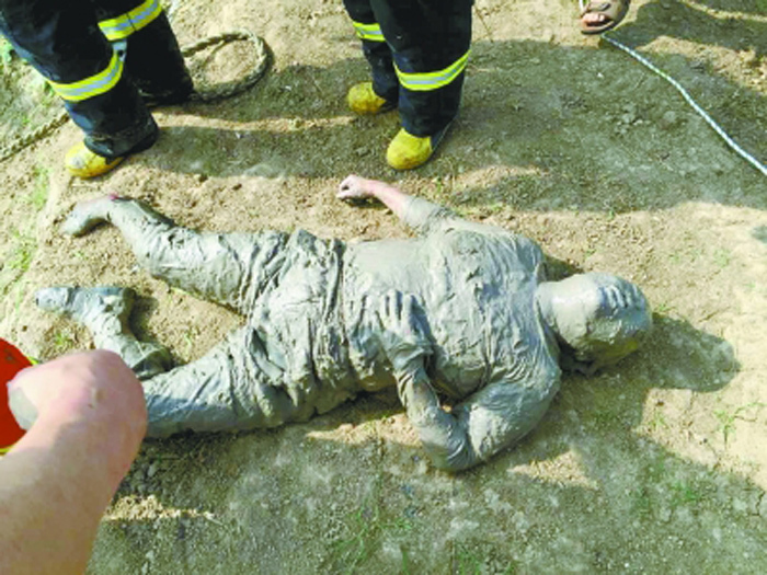 【60岁老太走失后陷泥潭】   o 60岁老太走失后陷泥潭 7月10日下午