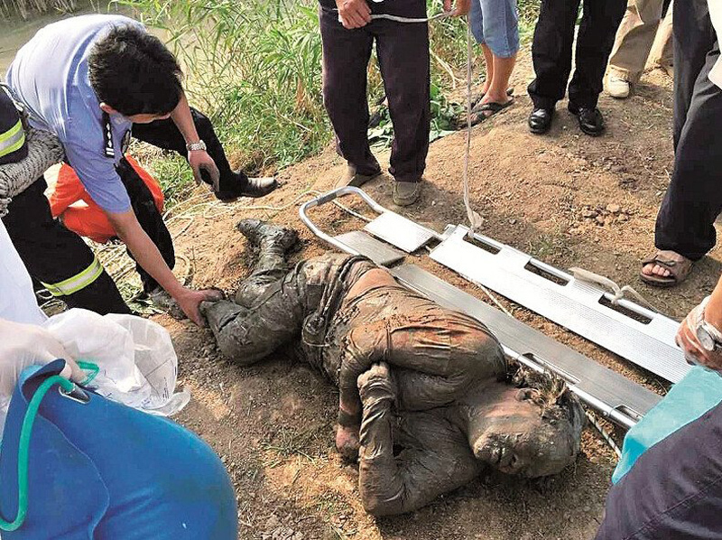 1 / 9 7月10日下午,武汉市一位老太不慎陷入淤泥塘,幸被菜农发现,20余