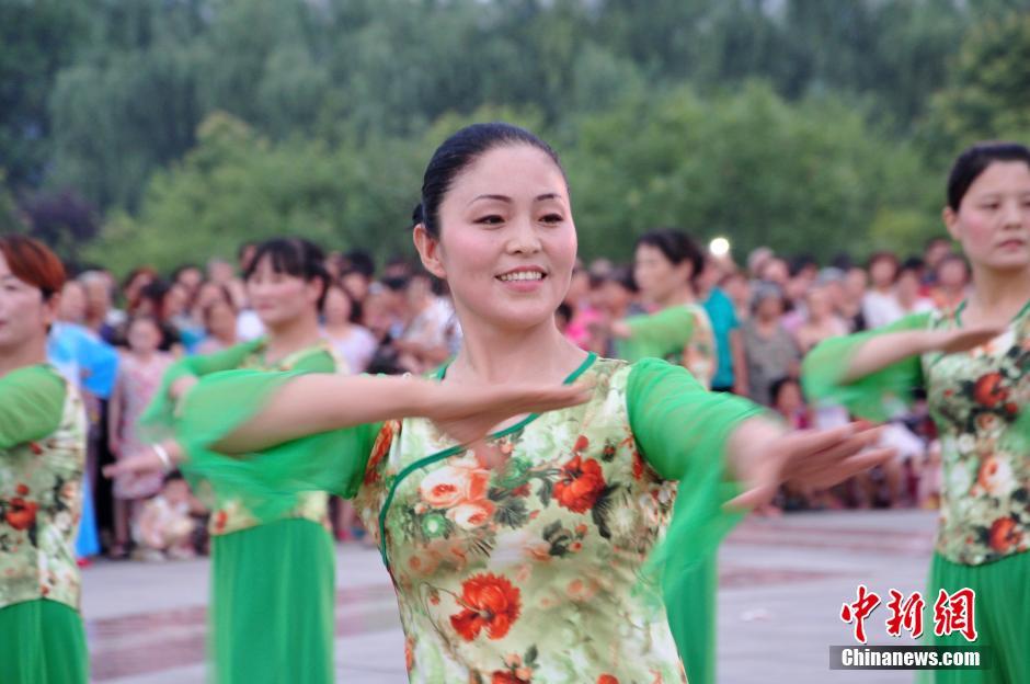 大妈高温下齐跳广场舞