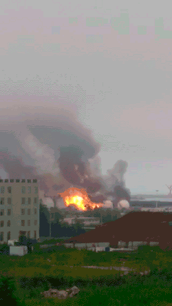 山东日照石大科技突发大火 现场有爆炸