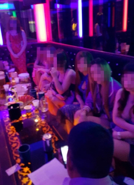 警方夜查抓捕8名陪酒小姐 4名未成年