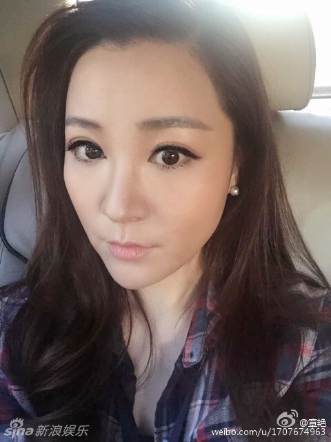 央视女主播章艳晒健身照_高清图集_新浪网