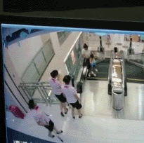 女子被搅入手扶电梯身亡 最后时刻托起孩子