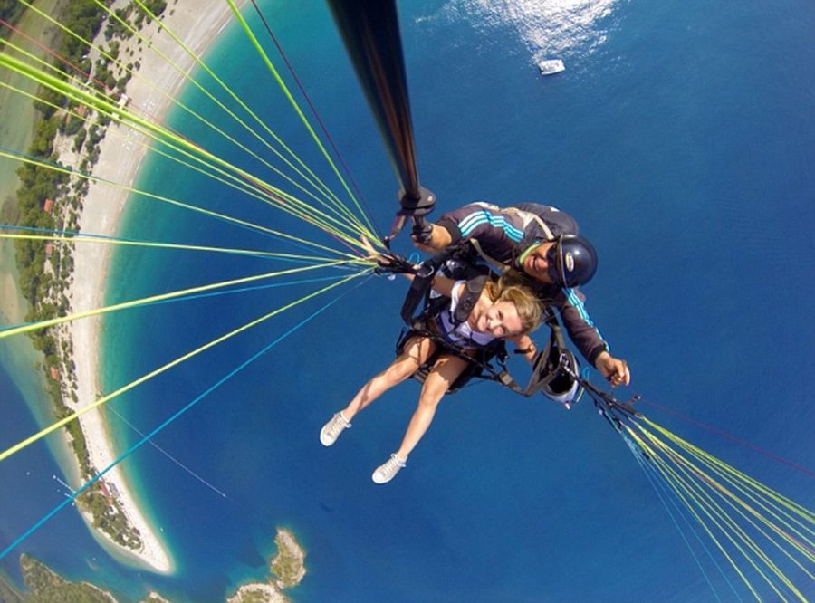 英女孩2000米高空跳伞进行最酷炫自拍_高清图集_新浪网