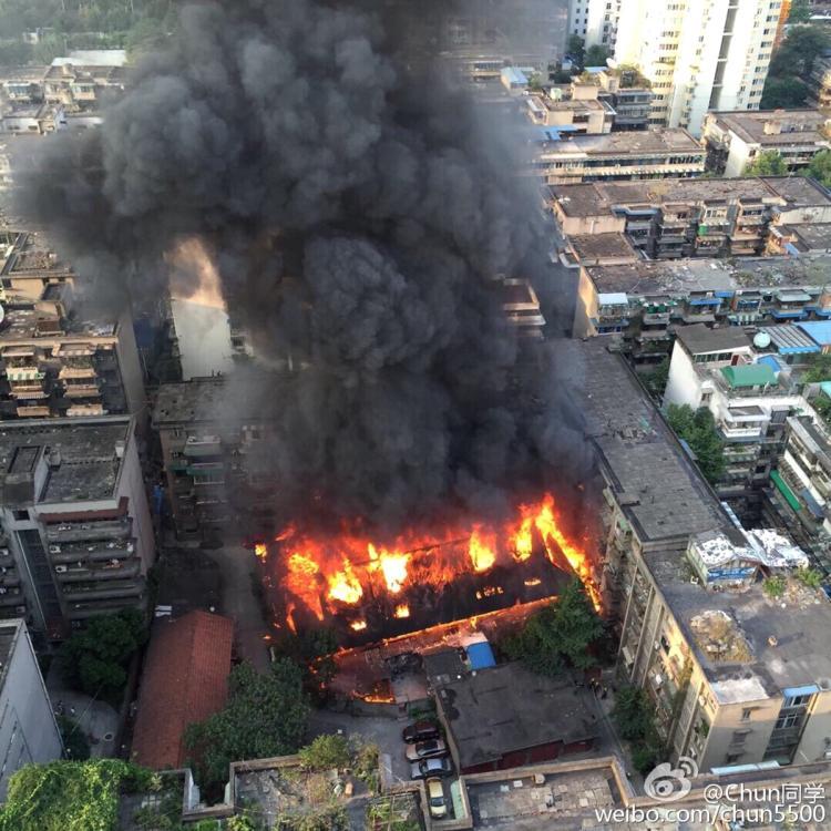 成都一老旧民房发生火灾_新浪图片_手机新浪网