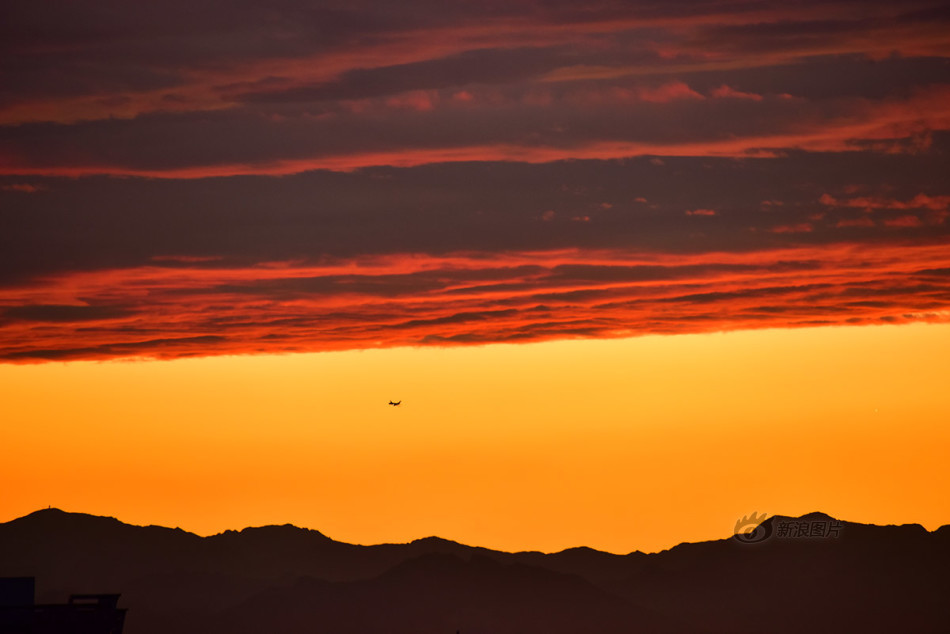 惊讶的发现,一条大彩虹高挂天空,非常壮观,同时天边还有大量的层积云