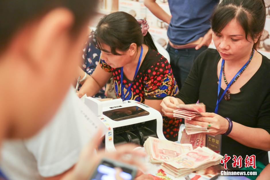 南宁现企业贴钱谢客 400多张人民币一字排开