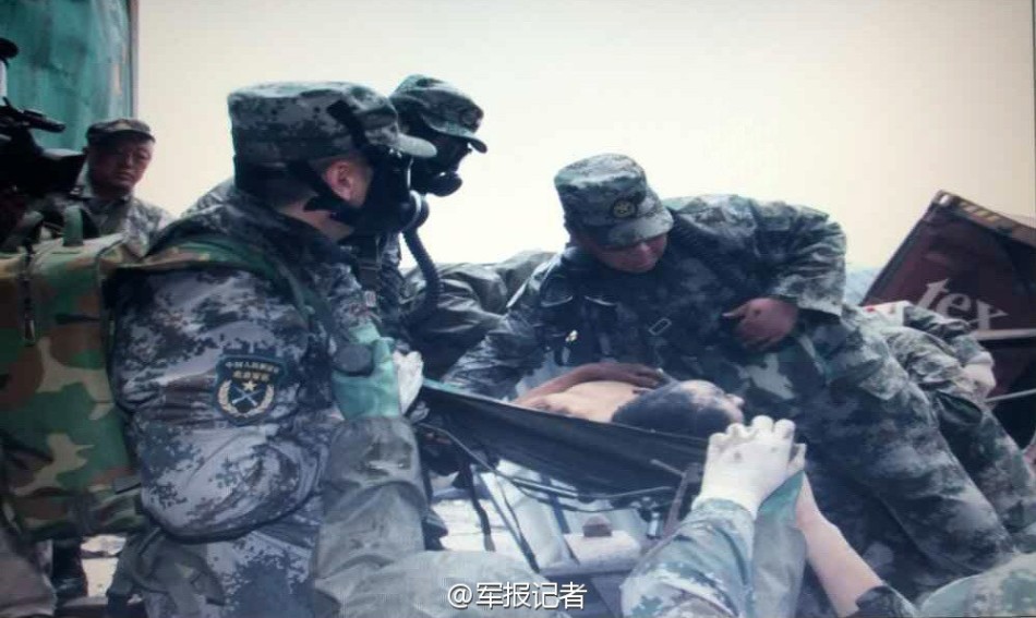 防化部队救出一名幸存者
