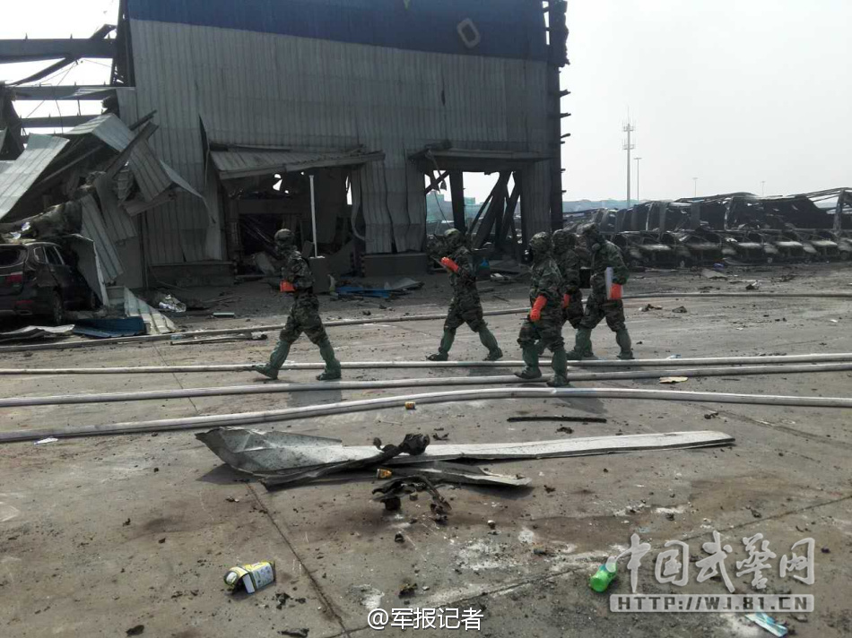 武警戴面具排查有毒物