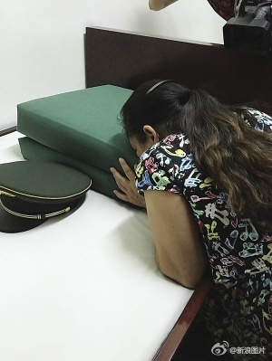 民众自发哀悼爆炸遇难者