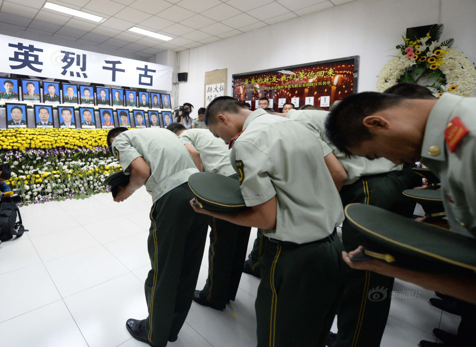 天津市公安消防开发支队官兵在市公安消防局开发支队临时灵堂内悼念