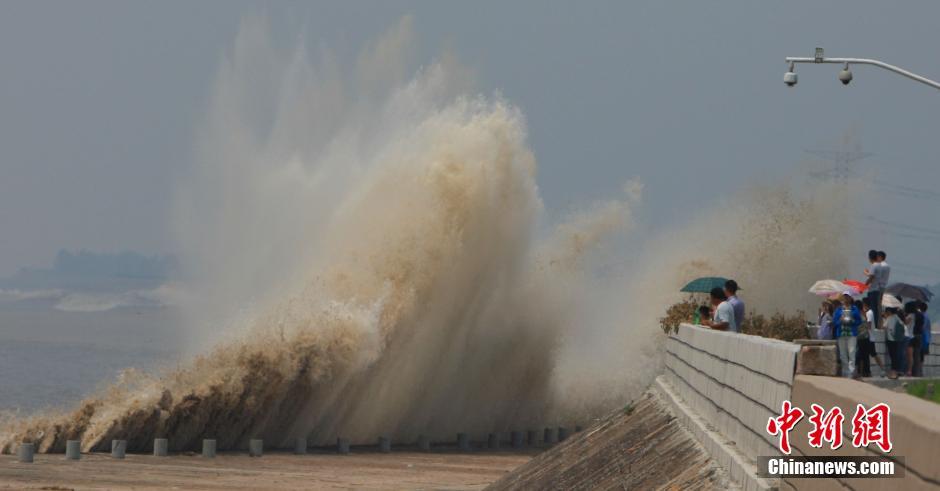 浙江海宁钱江潮涌 民众蜂拥至岸边观巨浪_高清图集_新浪网