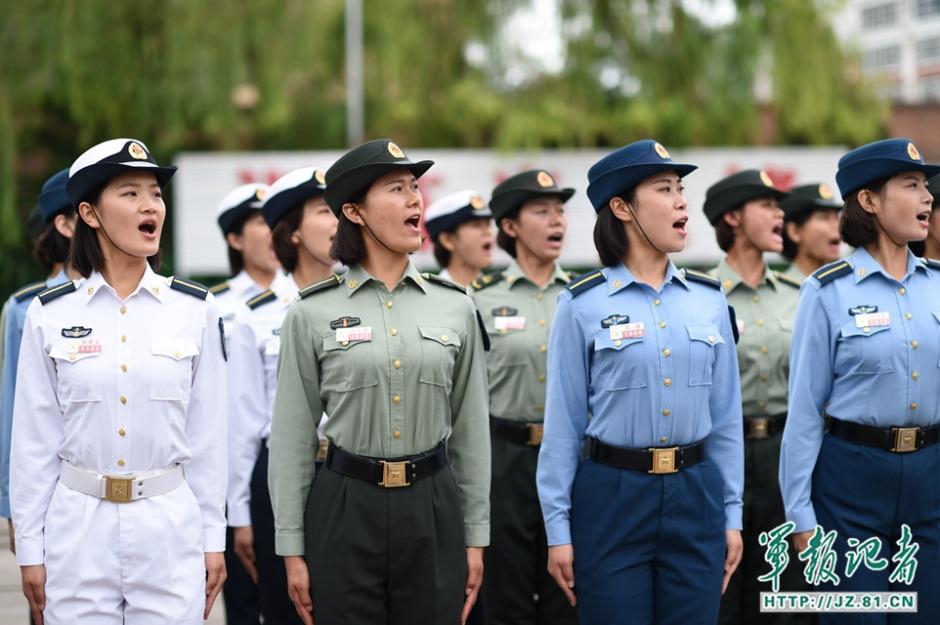 仪仗队女兵咬筷子练微笑 胸挺长杆练对齐