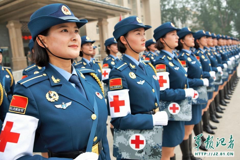 仪仗队女兵咬筷子练微笑 胸挺长杆练对齐