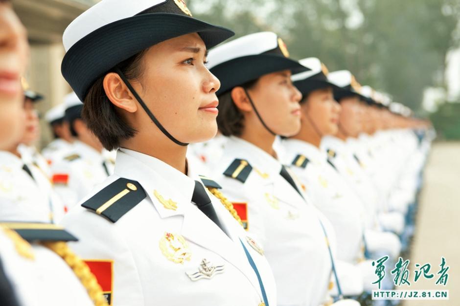 仪仗队女兵咬筷子练微笑 胸挺长杆练对齐