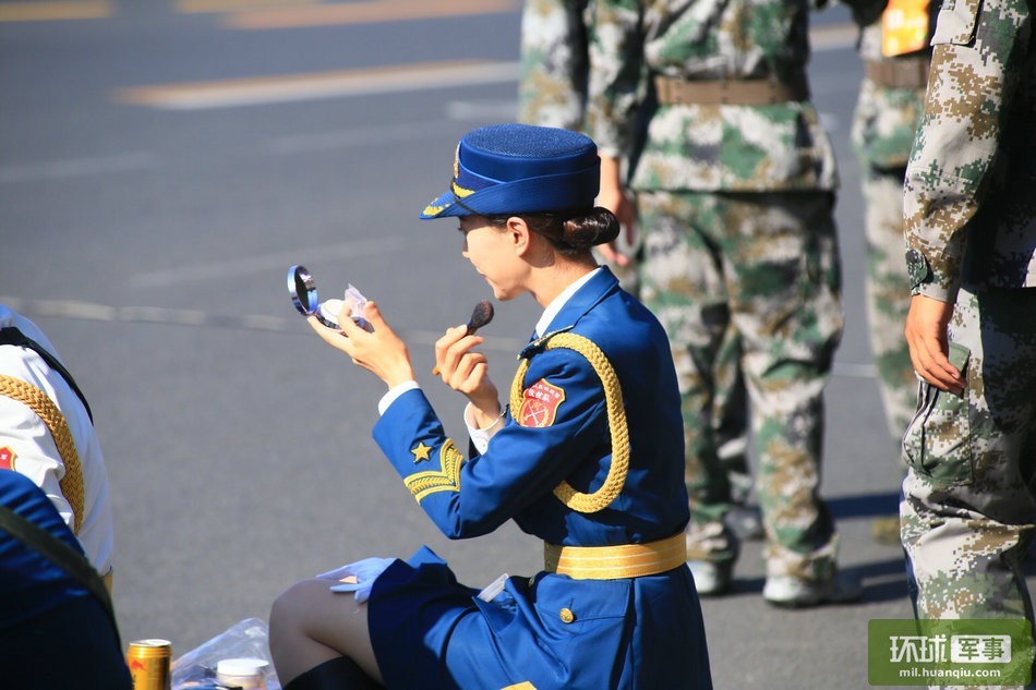 三军仪仗队女兵做最后准备.