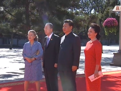 联合国秘书长潘基文和夫人抵达。