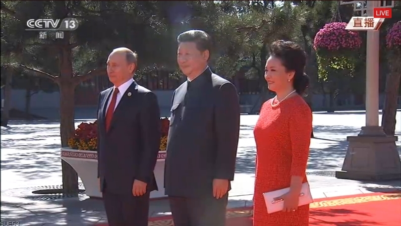 图为普京与习近平彭丽媛合影。