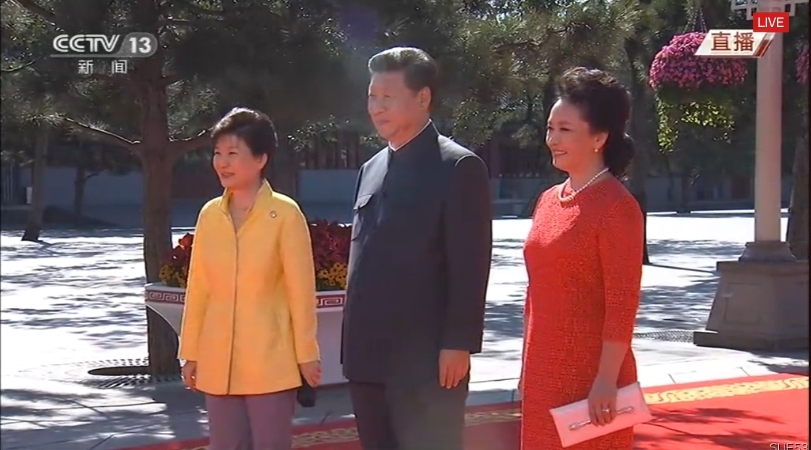 韩国总统朴槿惠与习近平夫妇合影。