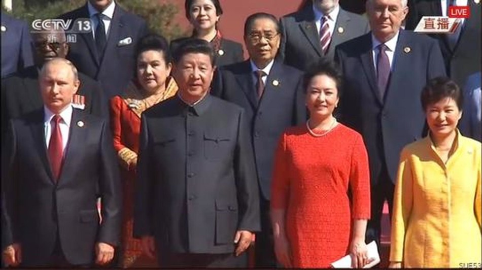 习近平偕夫人彭丽媛迎候各国嘉宾，合影后将登天安门城楼。