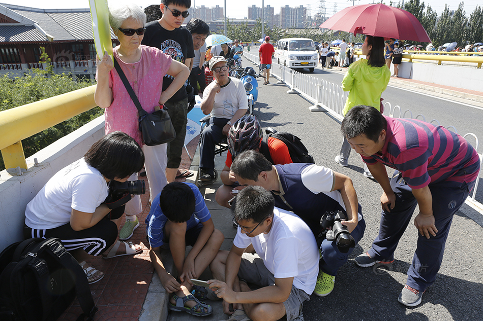 朝阳群众围观阅兵