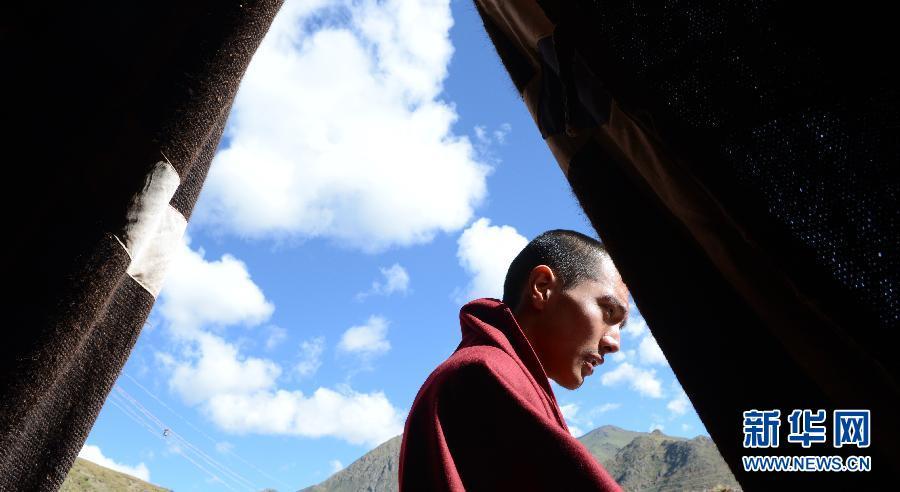 达隆寺夏仲活佛在寺庙大殿门口(8月8日摄).新华社记者 觉果摄