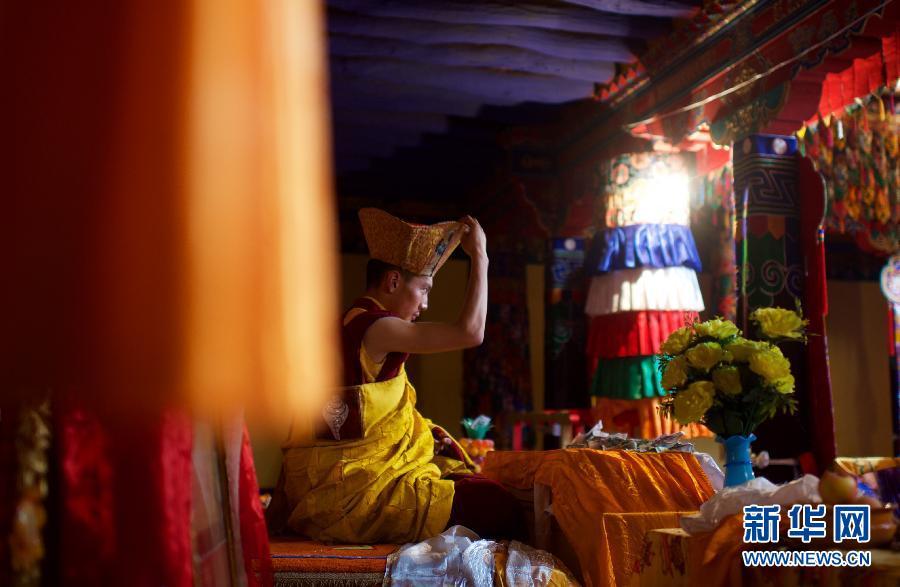 达隆寺夏仲活佛在法会上戴上法帽(8月8日摄).新华社记者 普布扎西摄