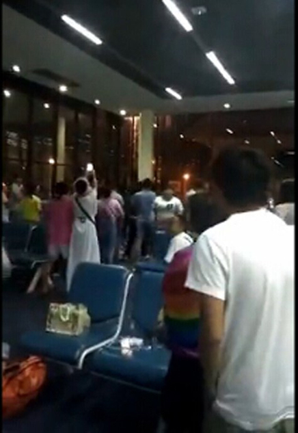 中国游客曼谷机场唱国歌