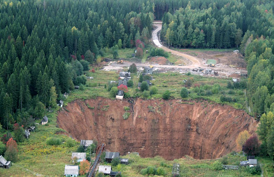 俄罗斯度假地区地表塌陷 形成76米深大坑