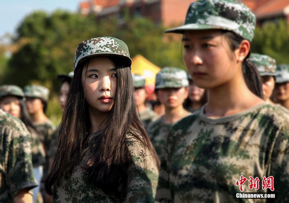 南京高校新生军训 靓妹子成排