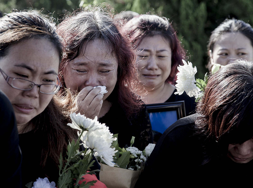 天津爆炸牺牲公安下葬_新浪图片_手机新浪网