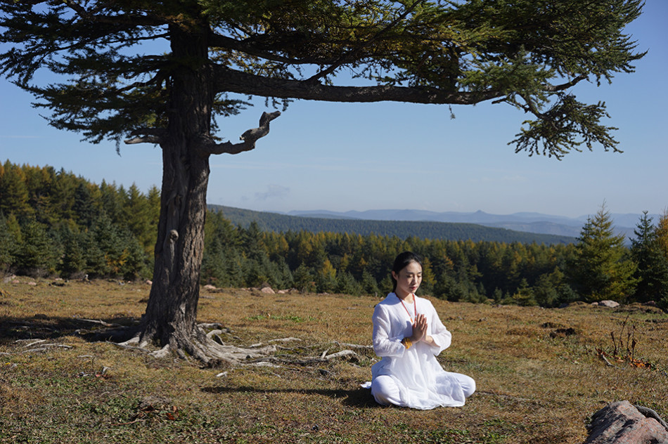 李雨桐表示,瑜伽就是要追求人与大自然的和谐,把自己融入大自然,成为
