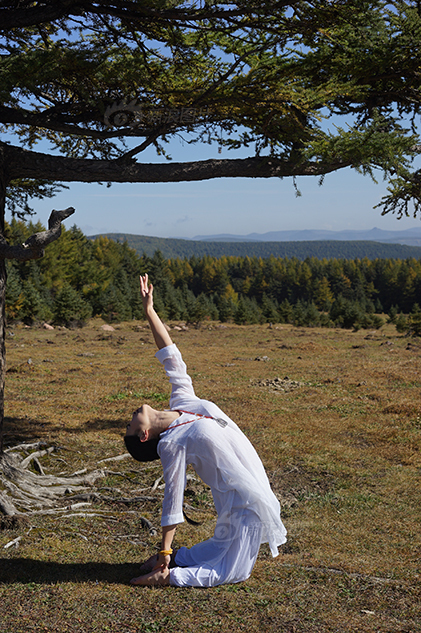 9月24日,山西芦芽山的醉美秋色里,瑜伽女神教练李雨桐