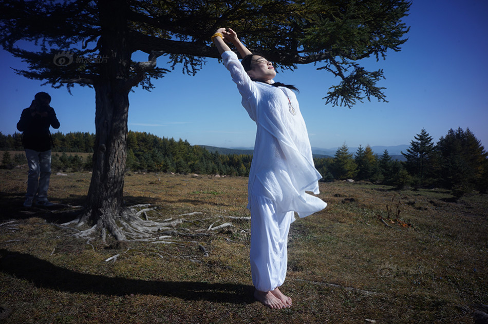 山西芦芽山,瑜伽教练李雨桐享受展现瑜伽之美.