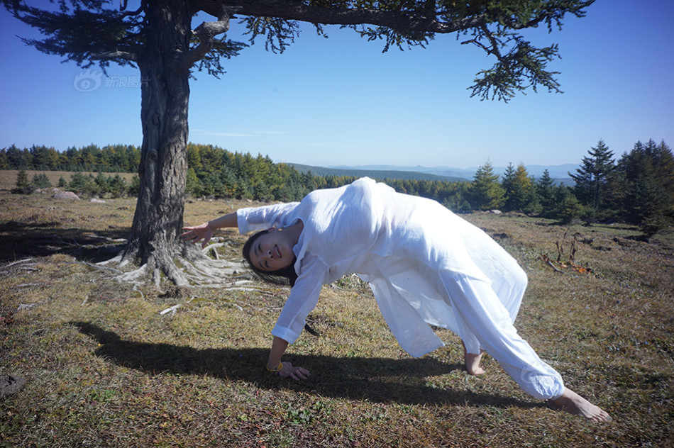 山西芦芽山,瑜伽教练李雨桐享受展现瑜伽之美.
