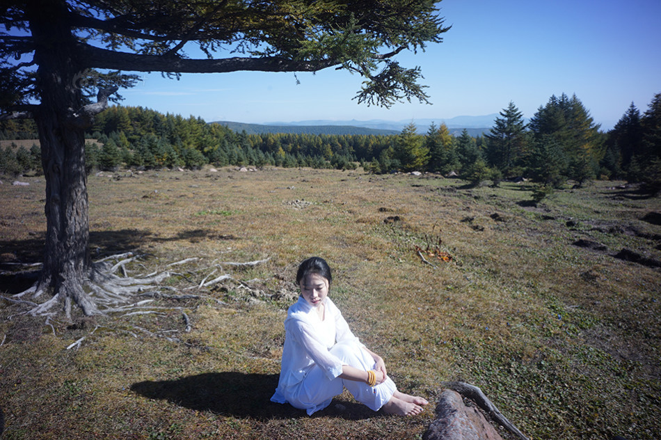 山西芦芽山,瑜伽教练李雨桐享受展现瑜伽之美.
