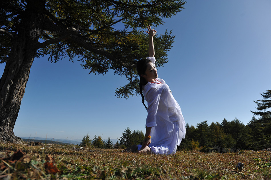 山西芦芽山,瑜伽教练李雨桐享受展现瑜伽之美.