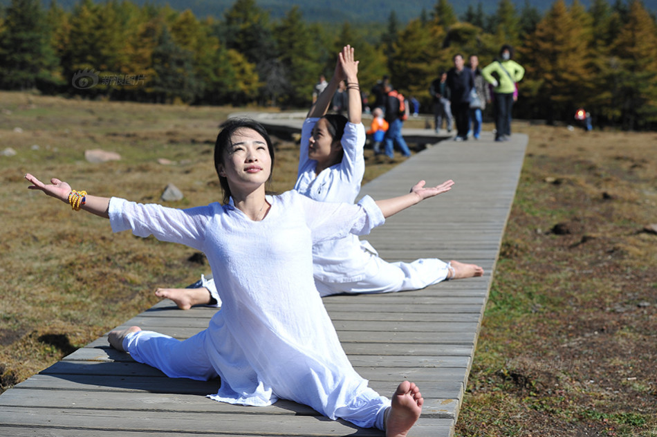 山西芦芽山,瑜伽教练李雨桐与瑜伽女孩周晏言享受展现瑜伽之美.