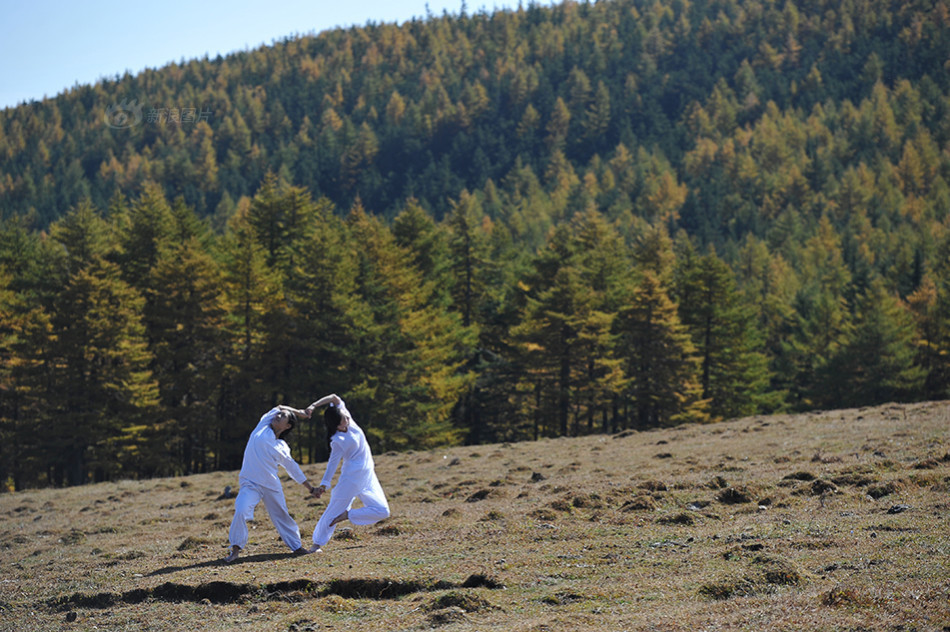瑜伽教练李雨桐和瑜伽女孩周晏言在风光秀美的山西芦芽山上.