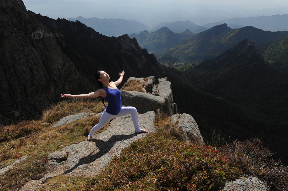 在李雨桐看来,瑜伽是一项追求身心合一的运动,无所谓户外室内,无所谓