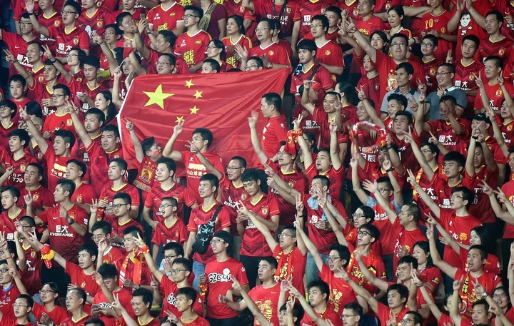 广州恒大淘宝队主场对阵日本大阪钢巴队,球迷举着五星红旗,为祖国呐喊