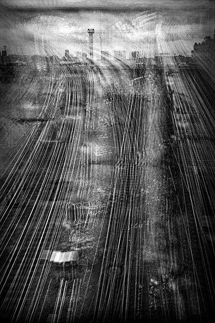 当"真实的表象"不断地重复时,整个集合体有如一出剧中剧,在重复以自己