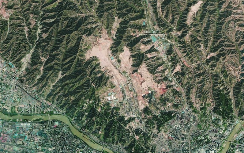 由于这种改变体量巨大,在地表形成了迥异于周边环境的影像,就象一块块